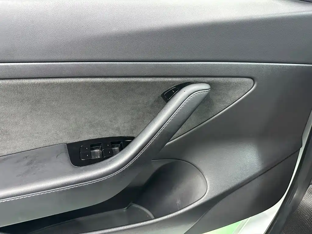 Tesla Model 3 — миниатюра 18