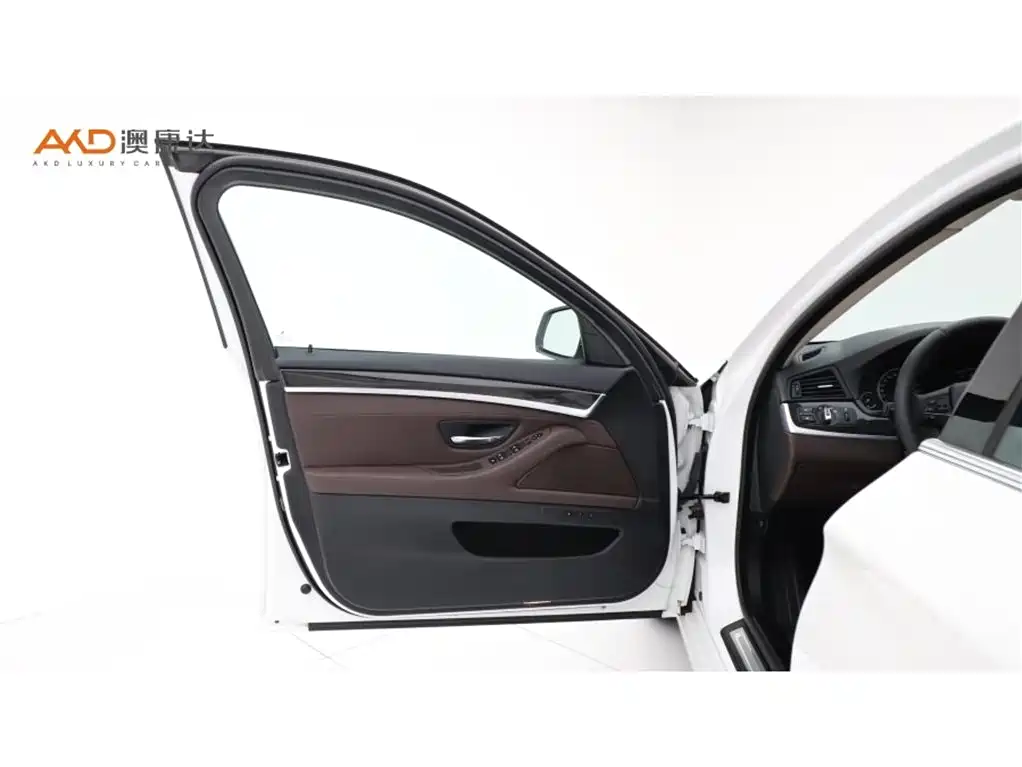 BMW 5 Series — миниатюра 10