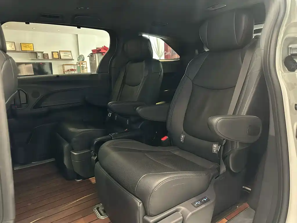Toyota Sienna — миниатюра 6
