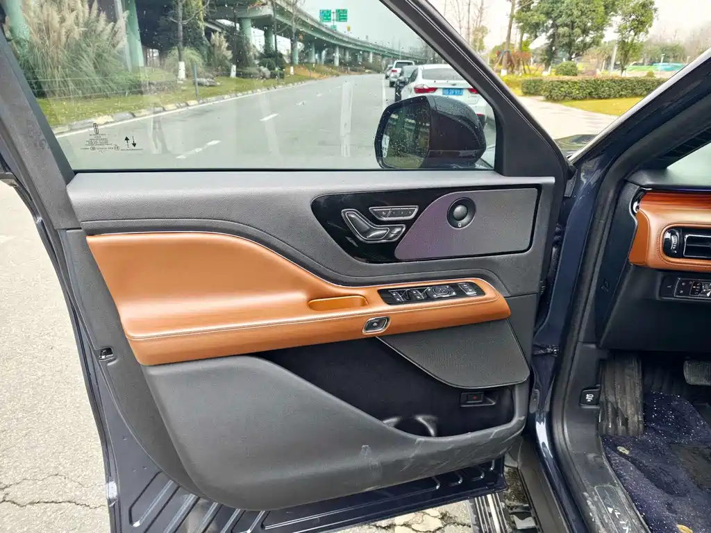 Lincoln Aviator — миниатюра 4