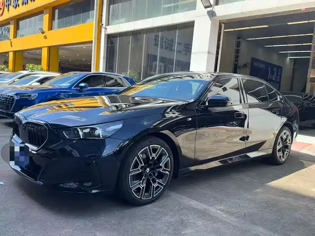 BMW  5 SERIES 2025