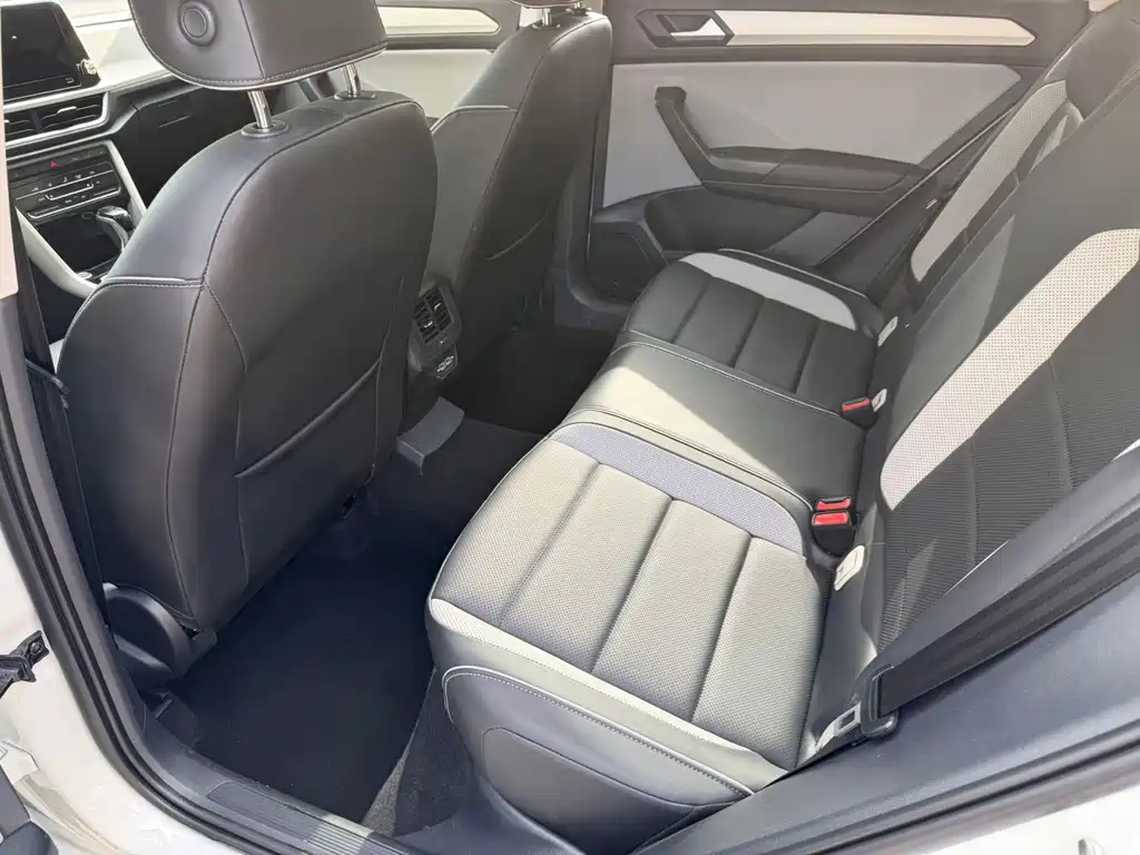 Volkswagen T-Roc — миниатюра 11