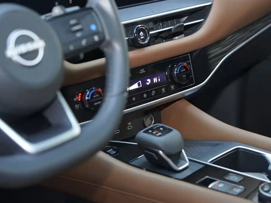 NISSAN EXPLORING THE LAND