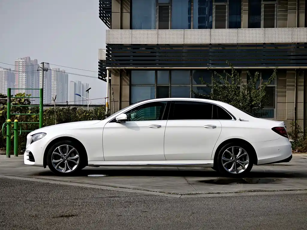 Mercedes-Benz E-Class — миниатюра 7