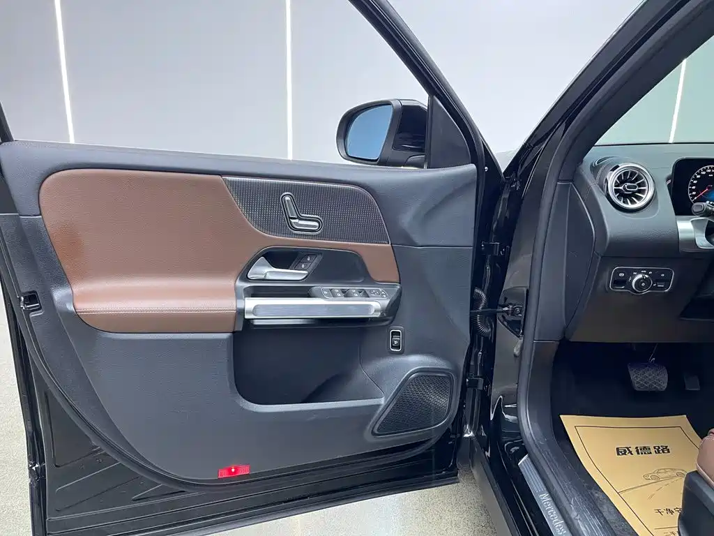Mercedes-Benz GLB — миниатюра 11