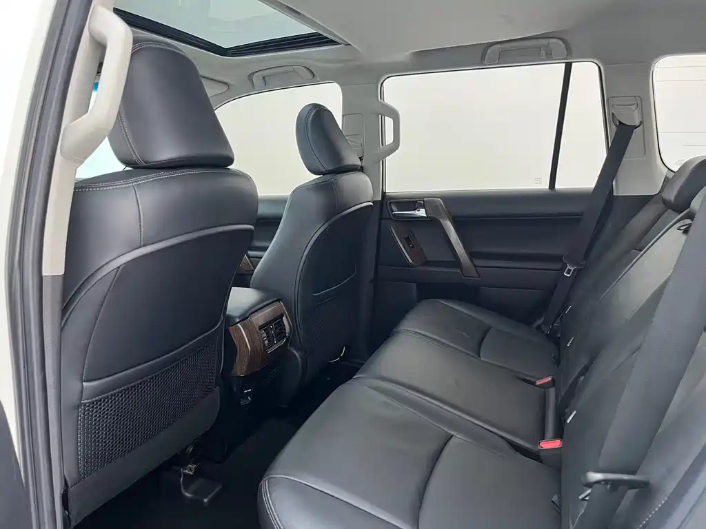 Toyota Land Cruiser Prado 2016 2.7L AT Standard