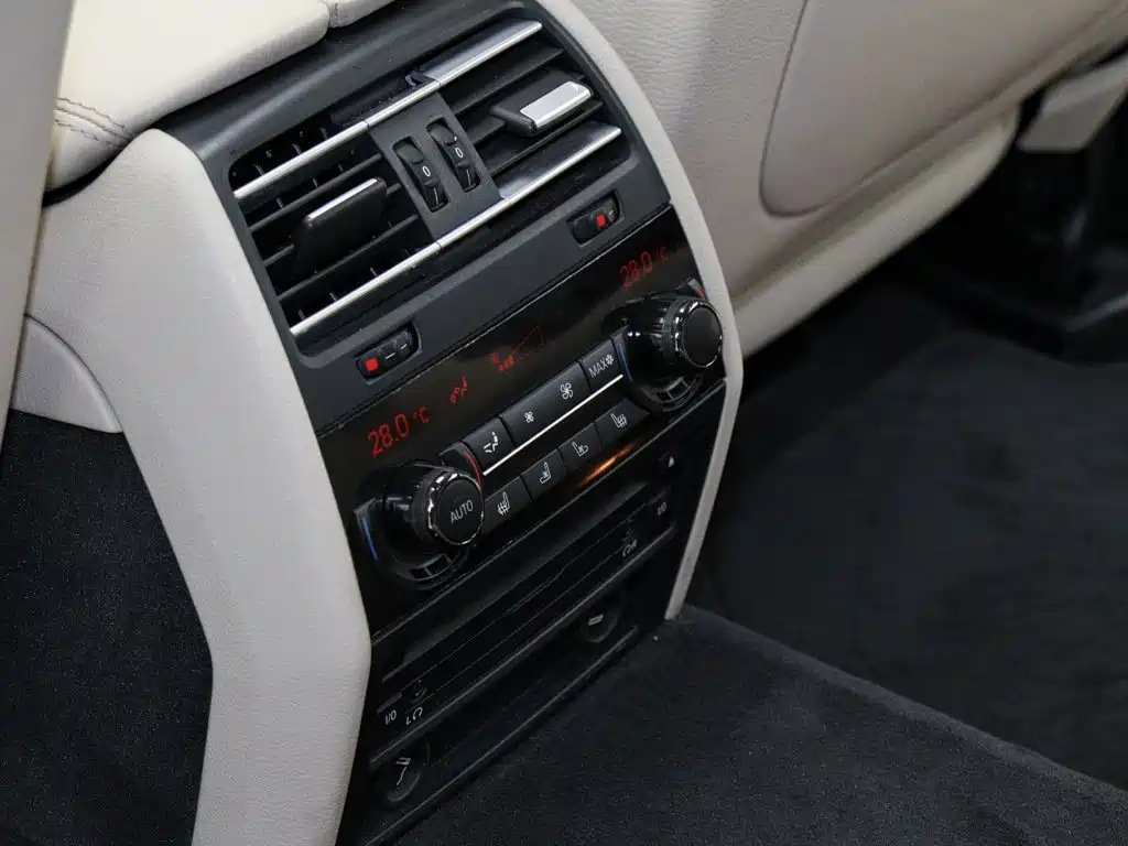 BMW 7 Series — миниатюра 11