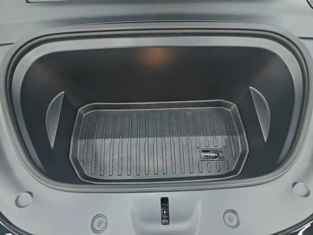 Tesla Model Y — миниатюра 20