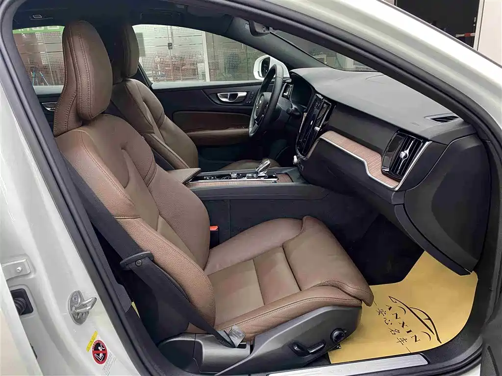 Volvo S60 2025 B4 Luxury
