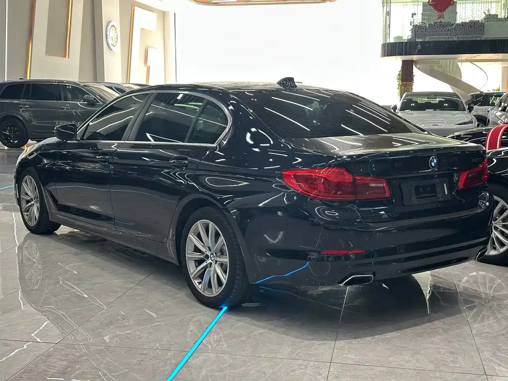 BMW 5 Series — миниатюра 6