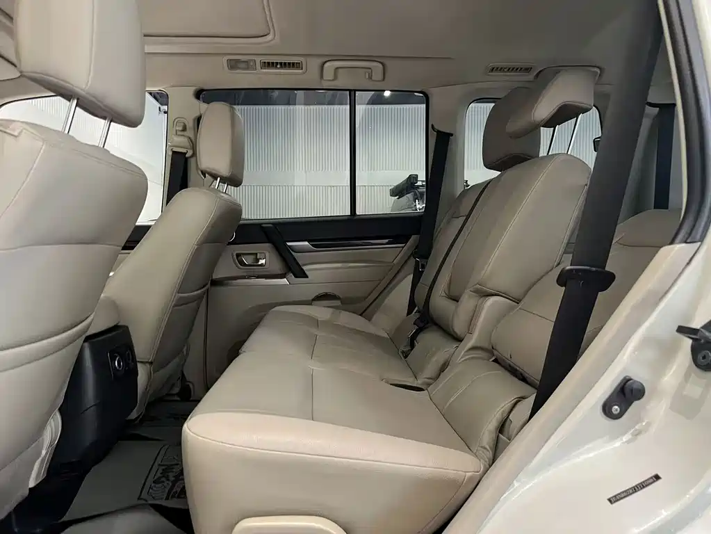 Mitsubishi Pajero (Import) — миниатюра 9
