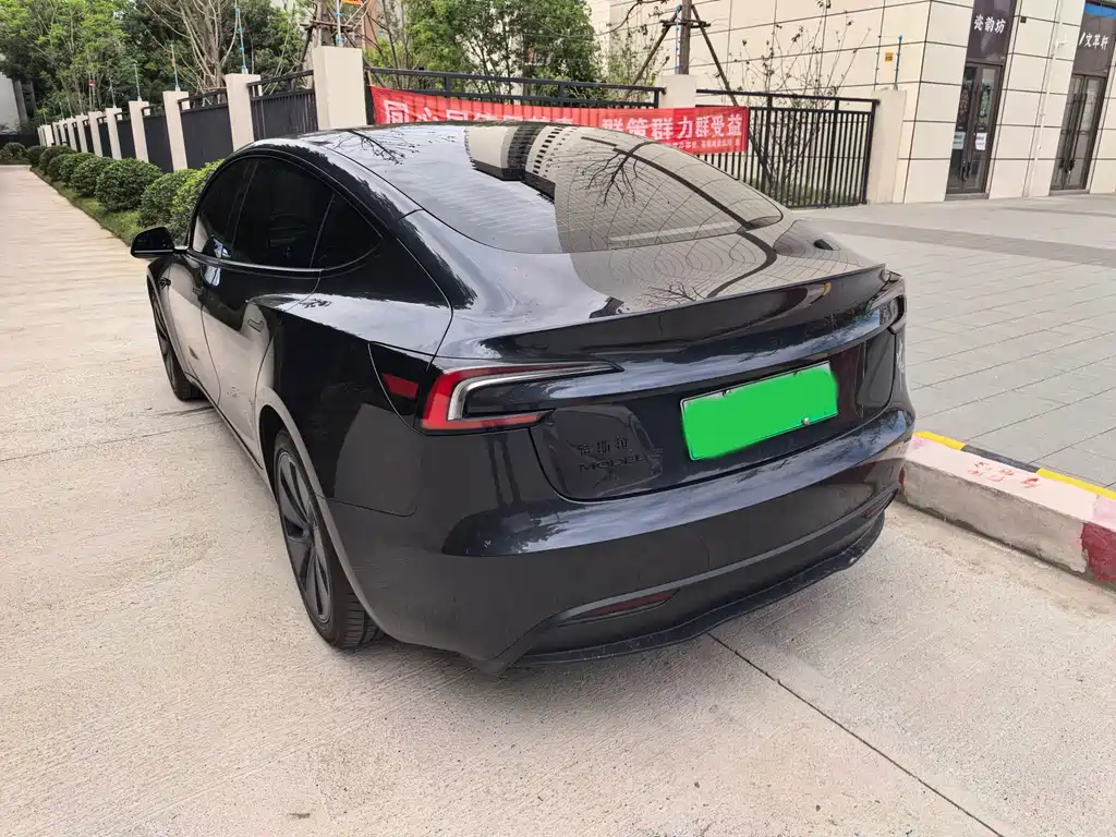 Tesla Model 3 — миниатюра 7
