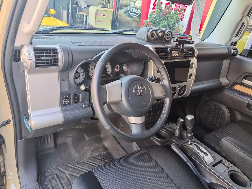 Toyota FJ Cruiser — миниатюра 5