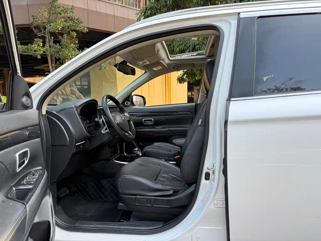 Mitsubishi Outlander — миниатюра 6