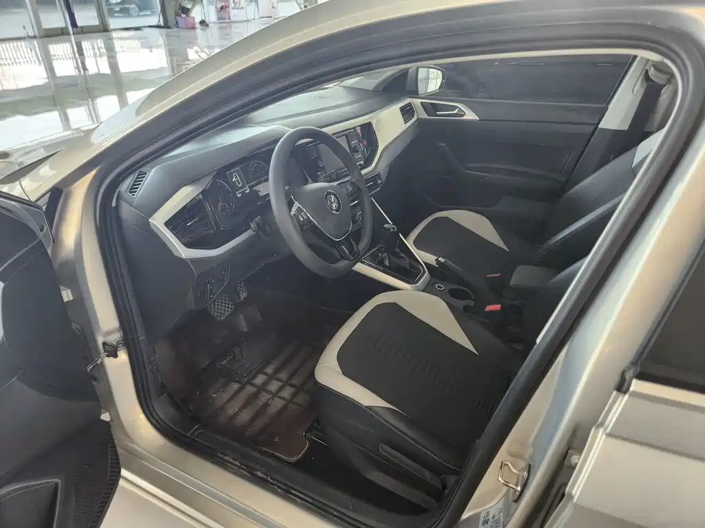 VOLKSWAGEN POLO