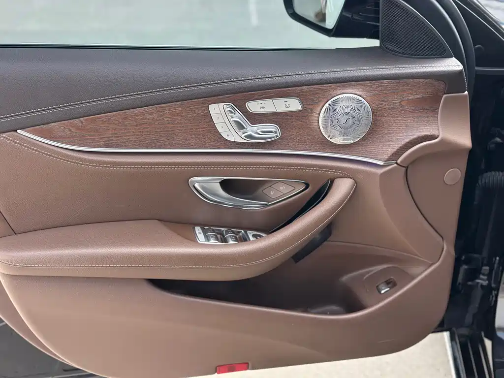Mercedes-Benz E-Class — миниатюра 5