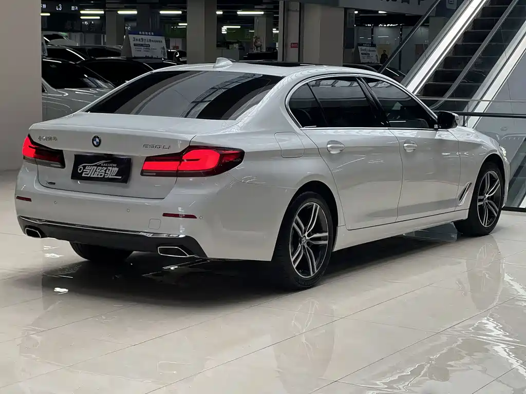 BMW 5 Series — миниатюра 13