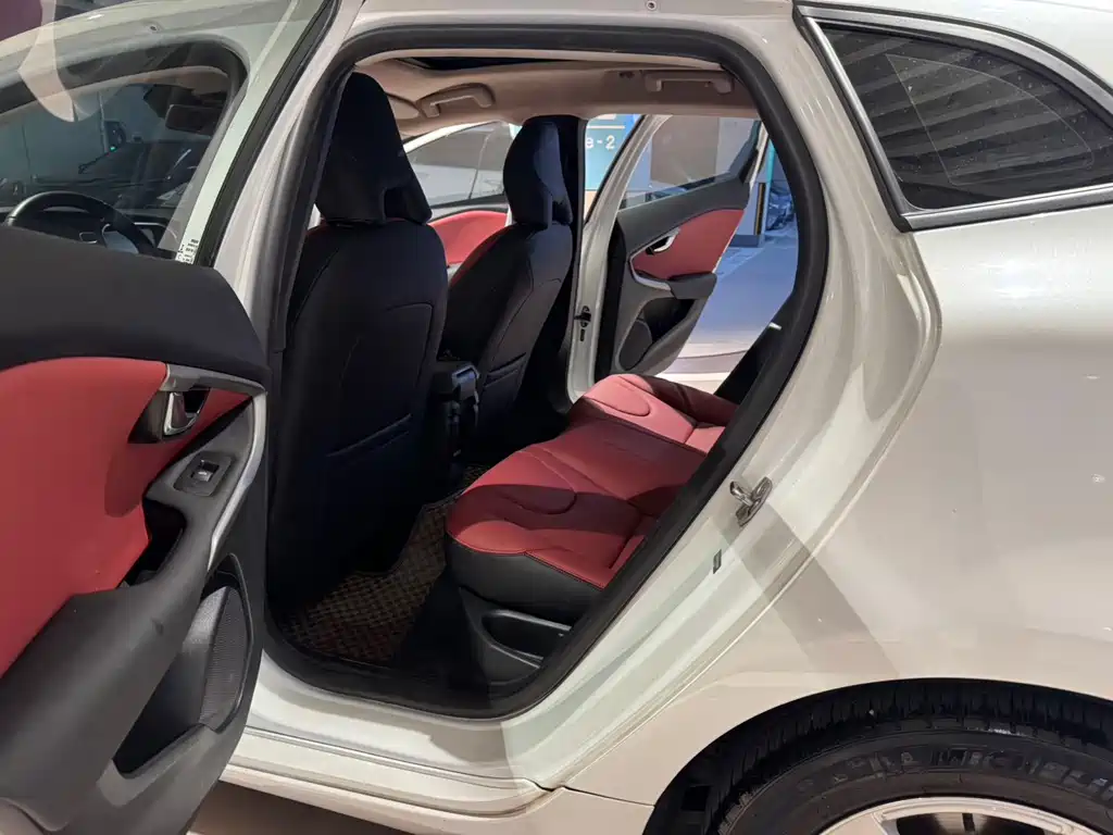Volvo V40 — миниатюра 4