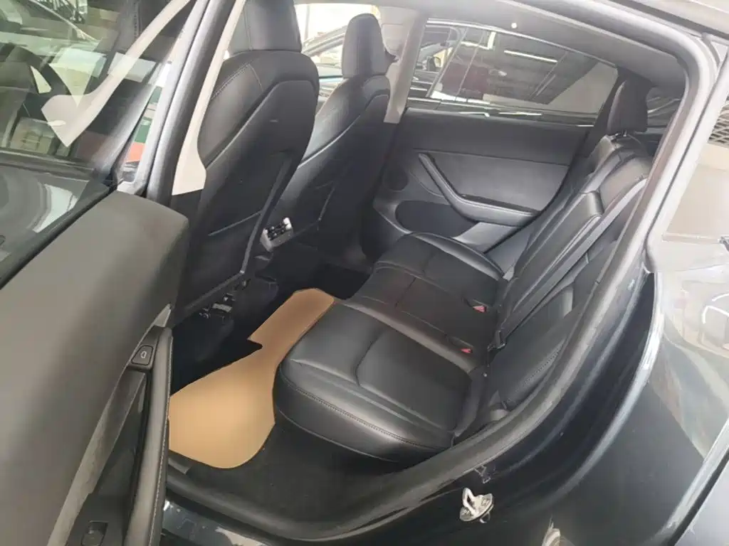 Tesla Model Y — миниатюра 17