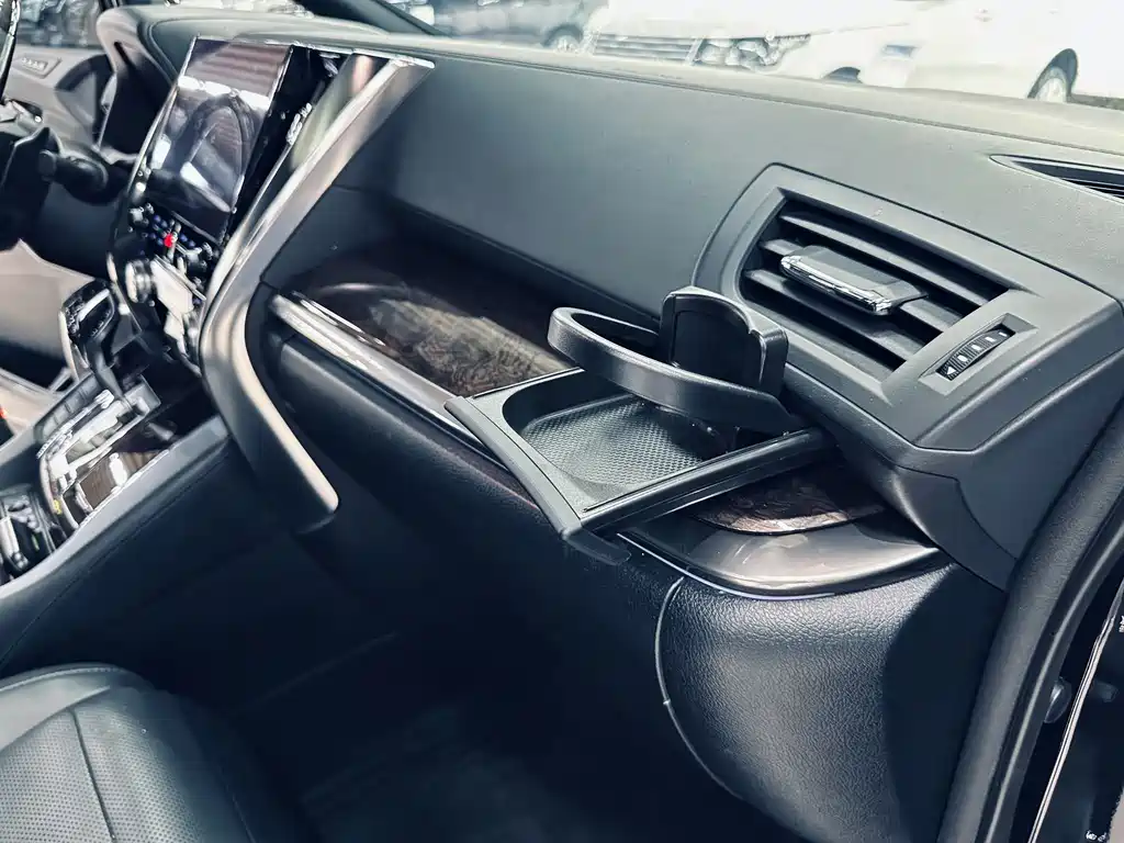 Toyota Vellfire — миниатюра 14