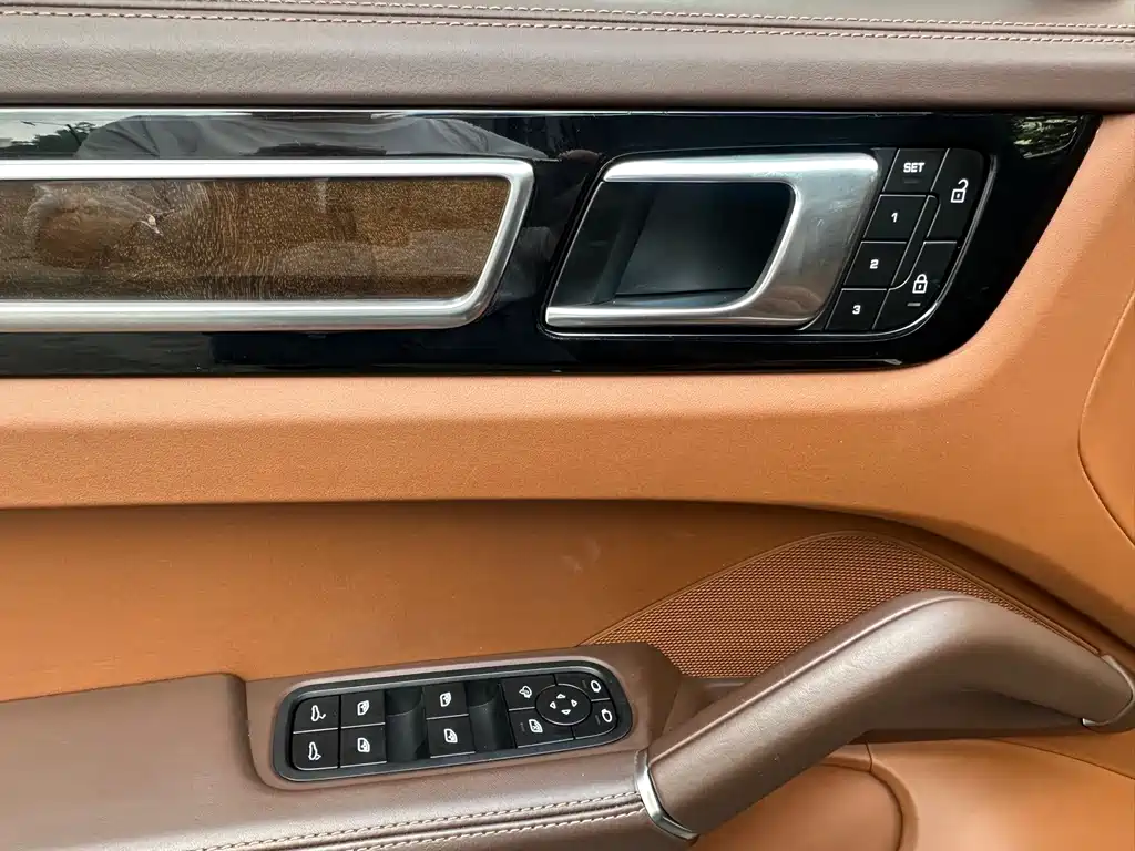 Porsche Cayenne — миниатюра 6
