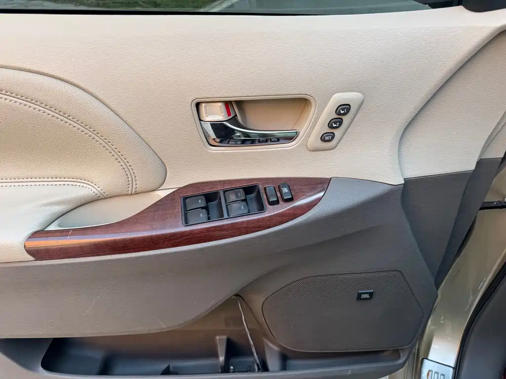 Toyota Sienna — миниатюра 28