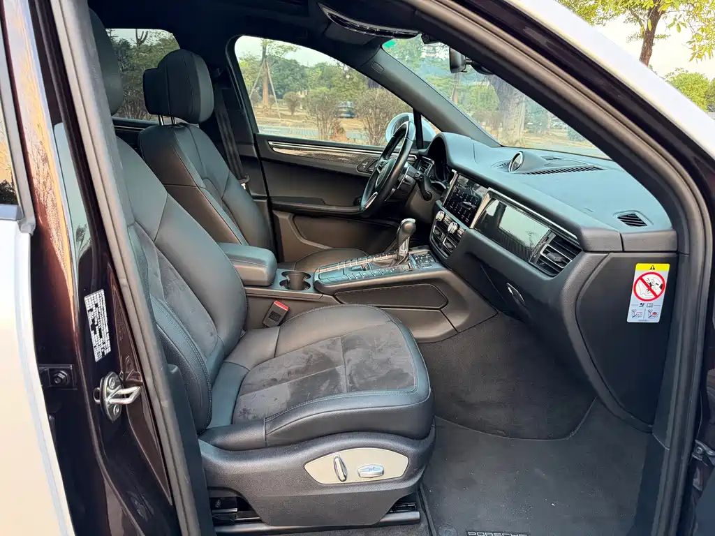 PORSCHE MACAN