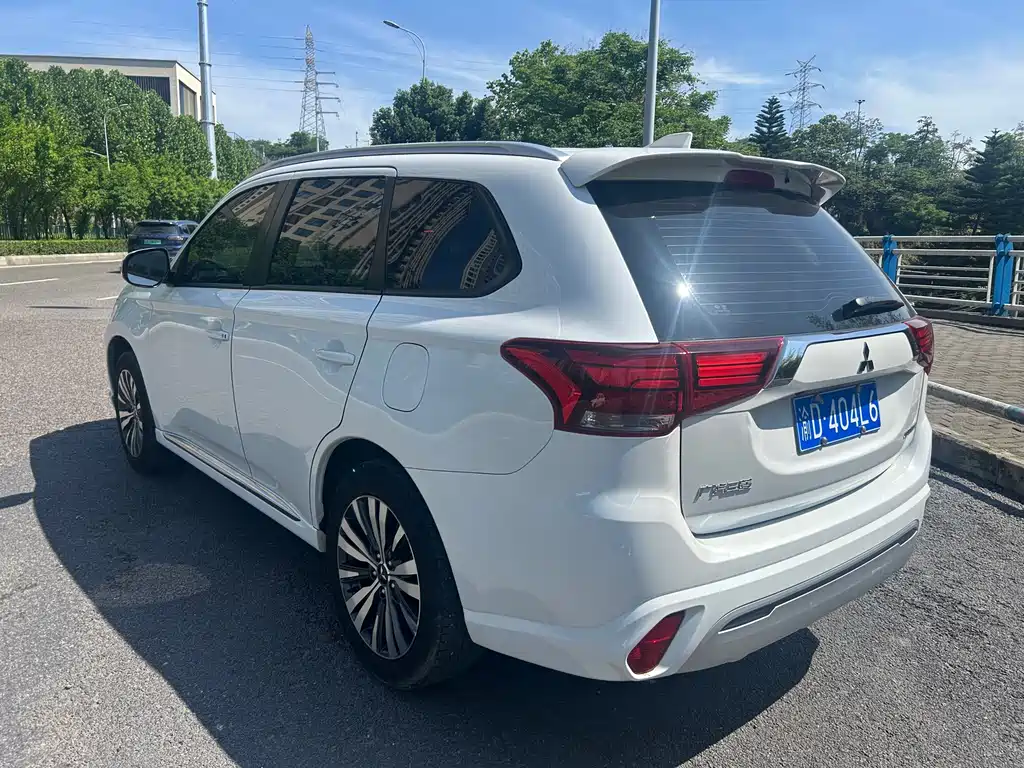 Mitsubishi Outlander 2023 1.5T CVT Premium 5 мест