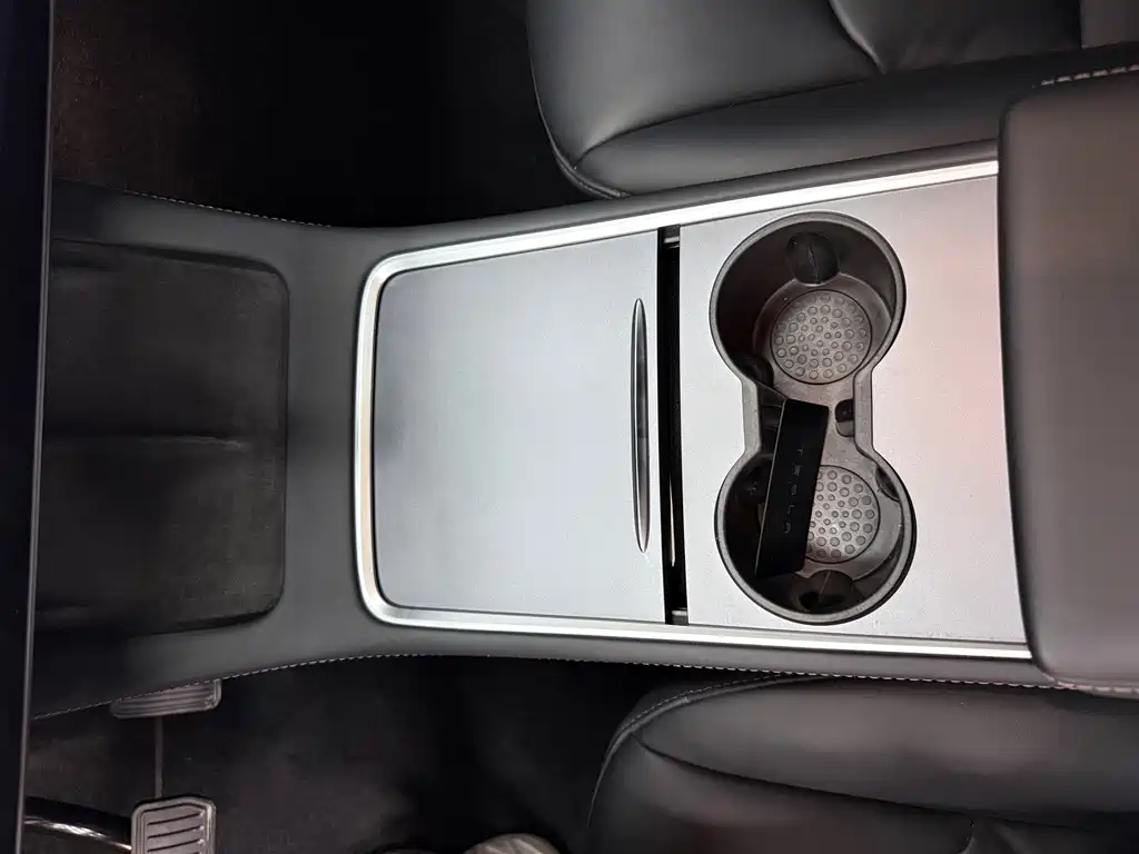 Tesla Model Y — миниатюра 8