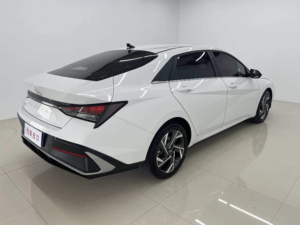 Hyundai Elantra 1.5 л 2023 г. Белый, пробег 15000 км