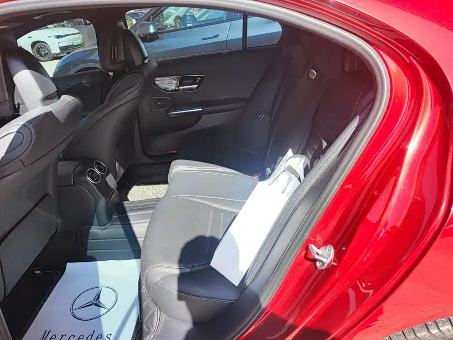Mercedes-Benz C-Class — миниатюра 11