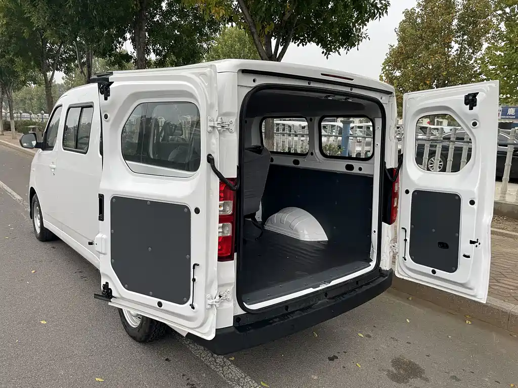 Wuling Yangguang — миниатюра 13