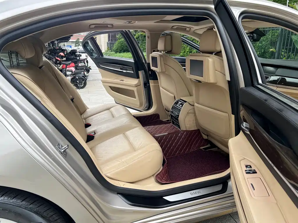 BMW 7 Series — миниатюра 9