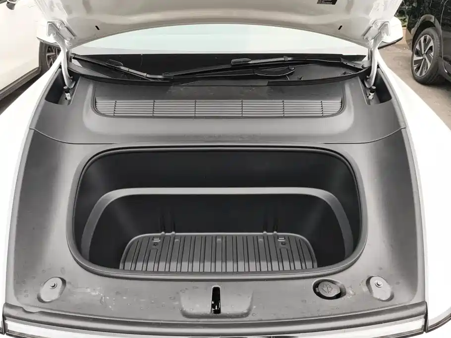 Tesla Model Y — миниатюра 10