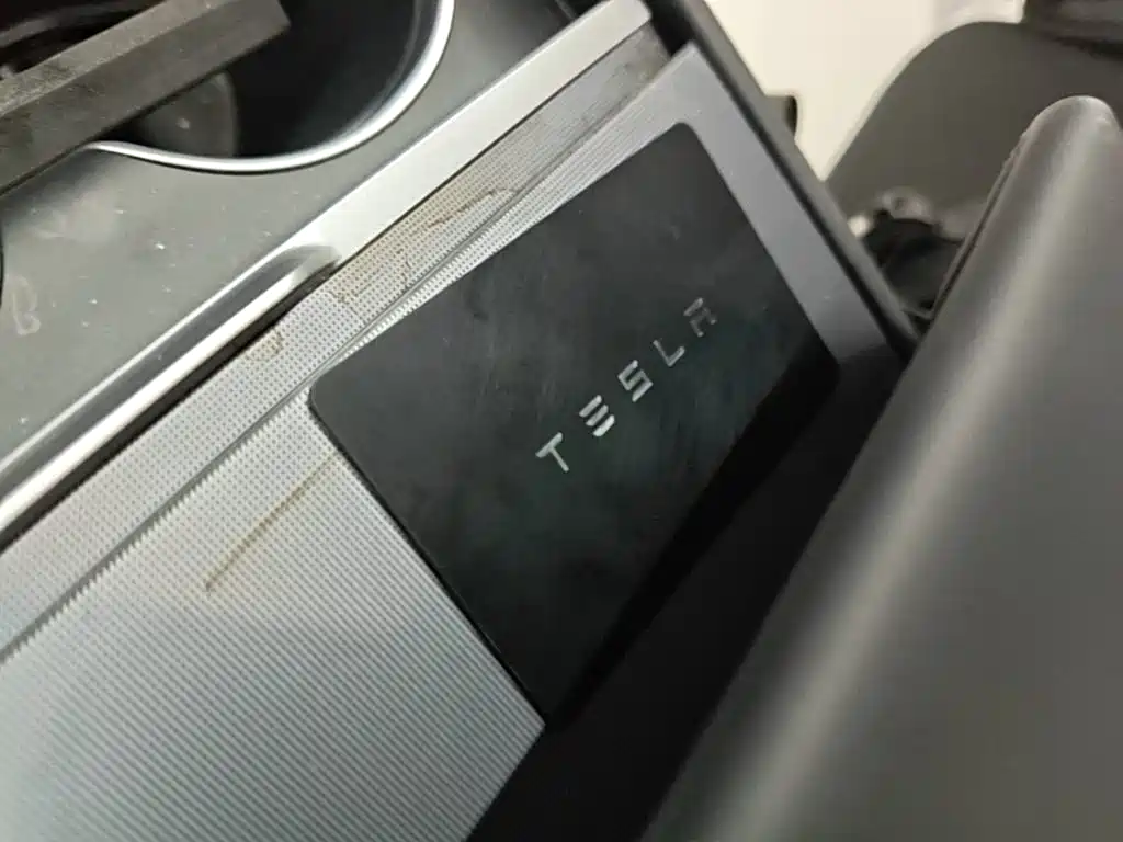 Tesla Model Y — миниатюра 9