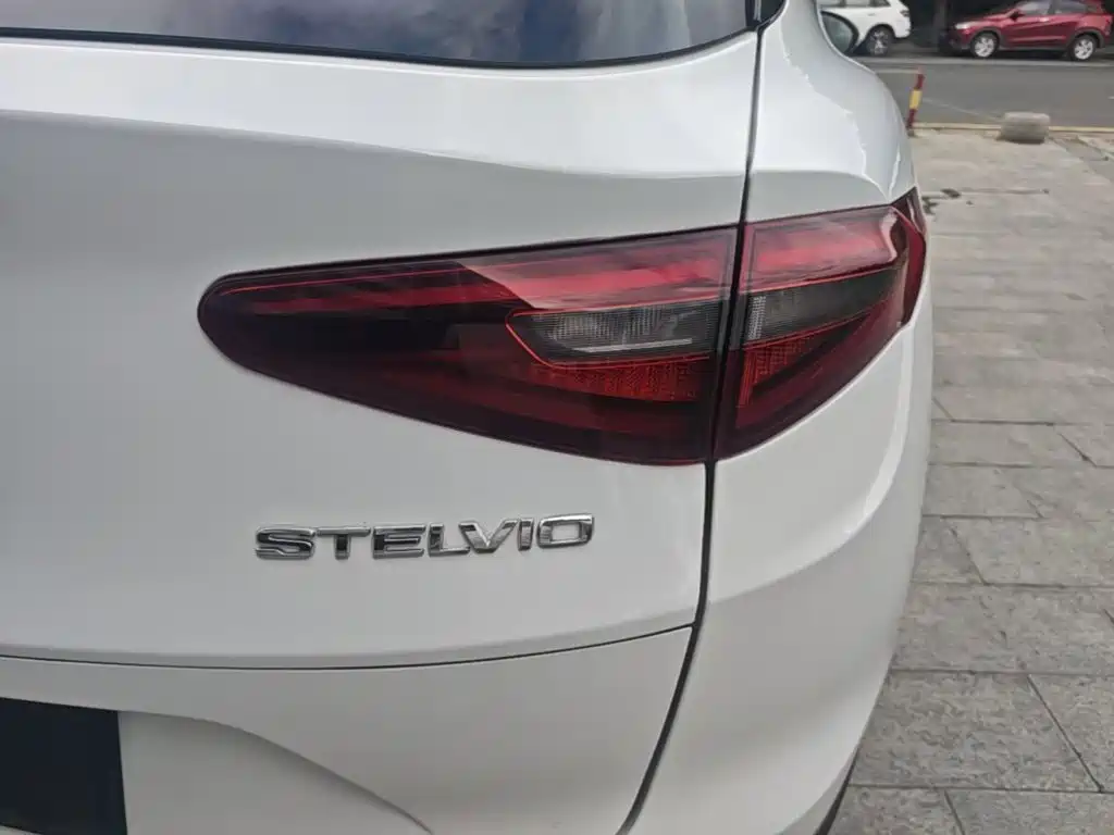 Alfa Romeo Stelvio — миниатюра 8