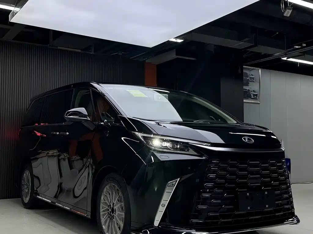 Lexus LM 0