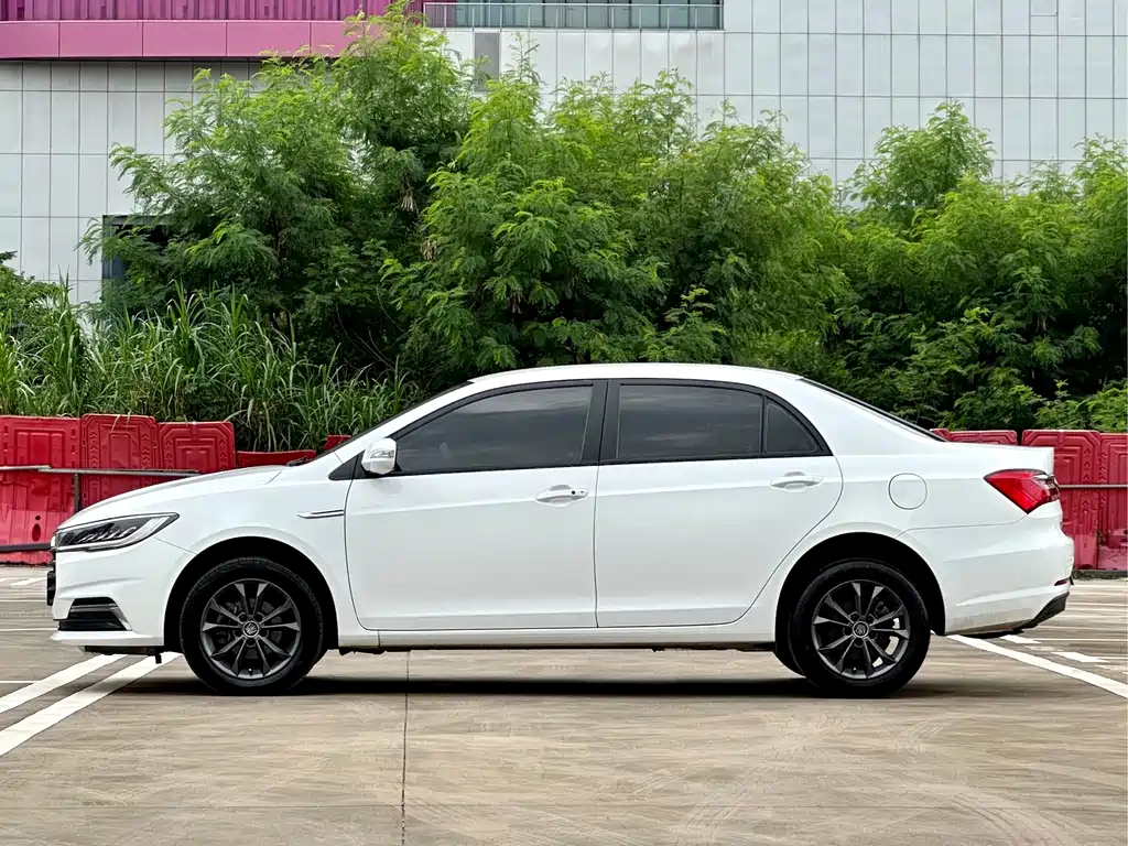 BYD Qin — миниатюра 7