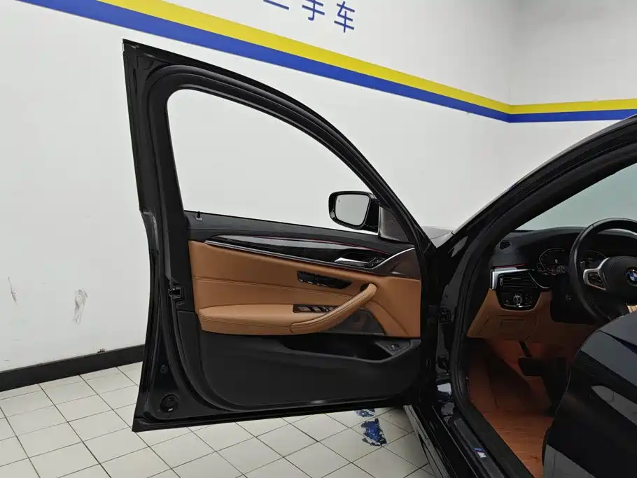BMW 5 Series — миниатюра 7