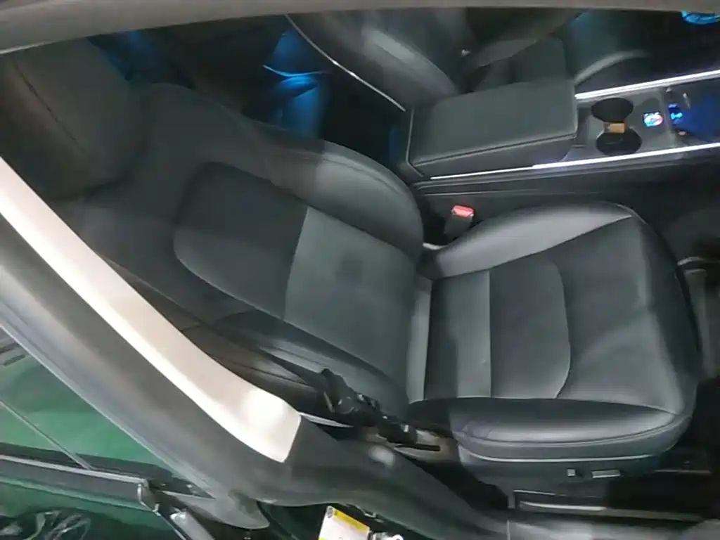Tesla Model Y — миниатюра 25