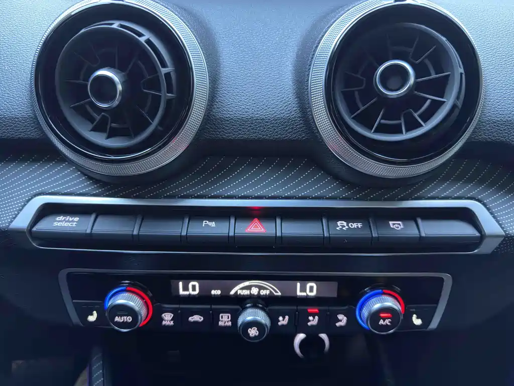 Audi Q2L e-tron — миниатюра 11