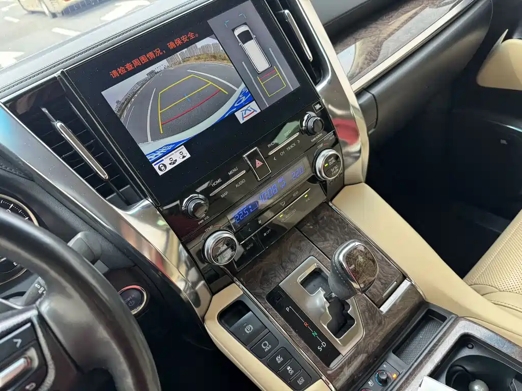Toyota Alphard — миниатюра 9