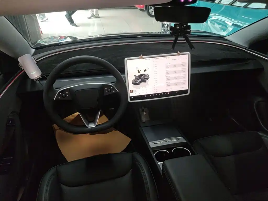 Tesla Model 3 — миниатюра 10