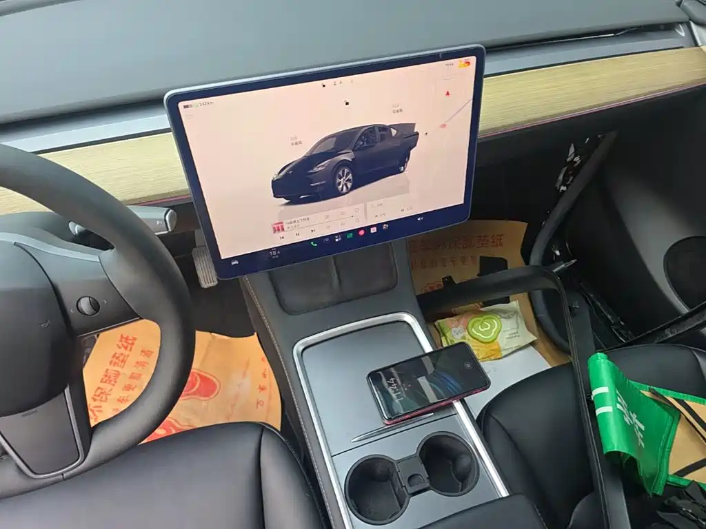 Tesla Model Y — миниатюра 13