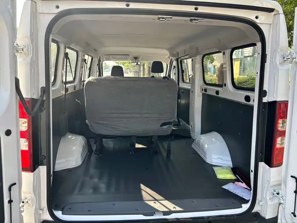 Wuling Yangguang — миниатюра 10