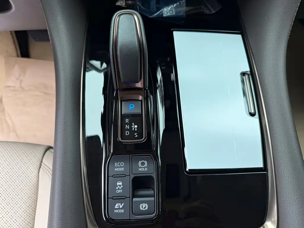 Toyota Alphard — миниатюра 20