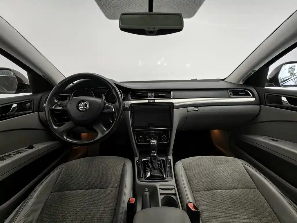 Skoda Superb — миниатюра 5