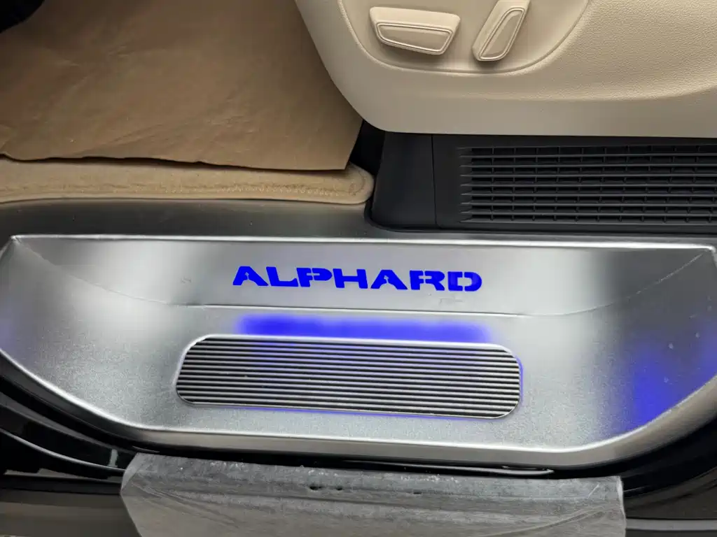 Toyota Alphard — миниатюра 33