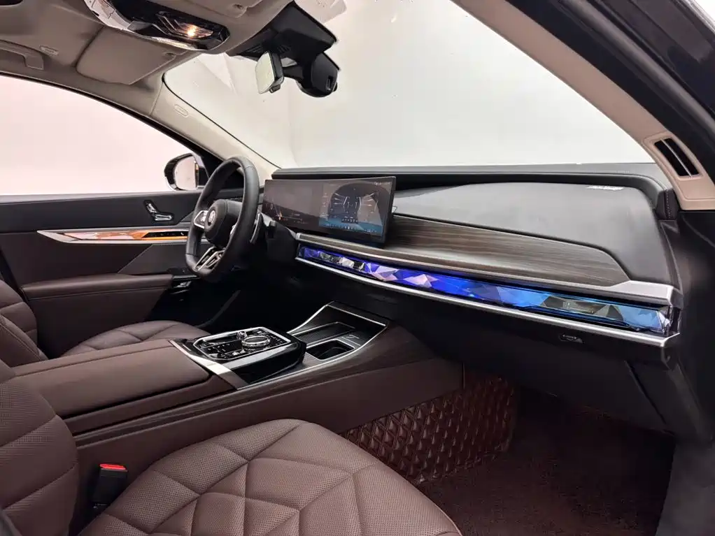 BMW 7 Series — миниатюра 11