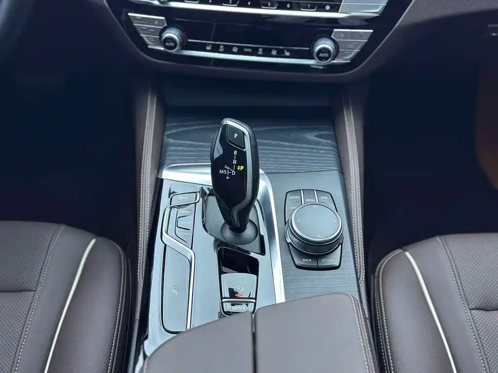 BMW 5 Series — миниатюра 12